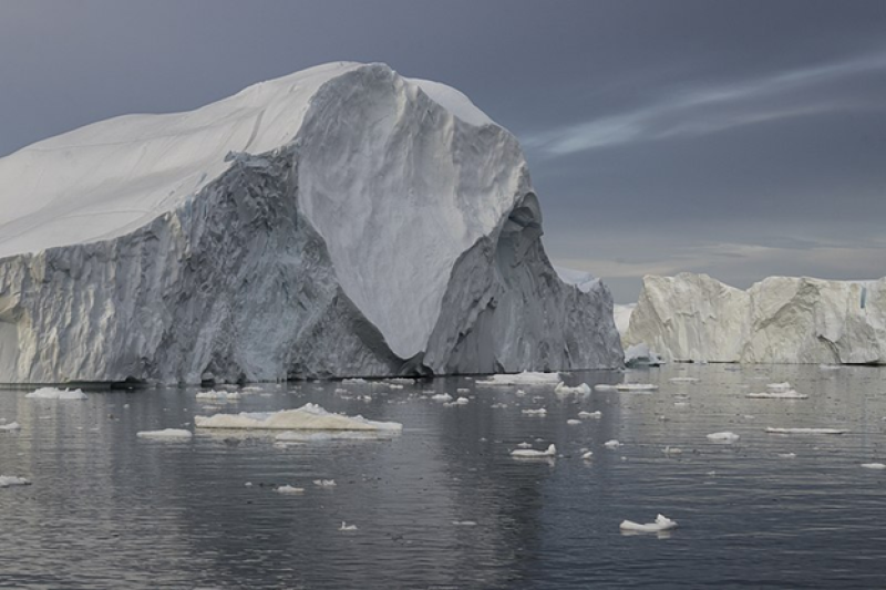 Massive iceberg discharges during the last ice age had no impact on nearby Greenland