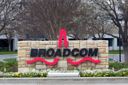 Apple Partners with Broadcom to Develop USA-Made 5G Components