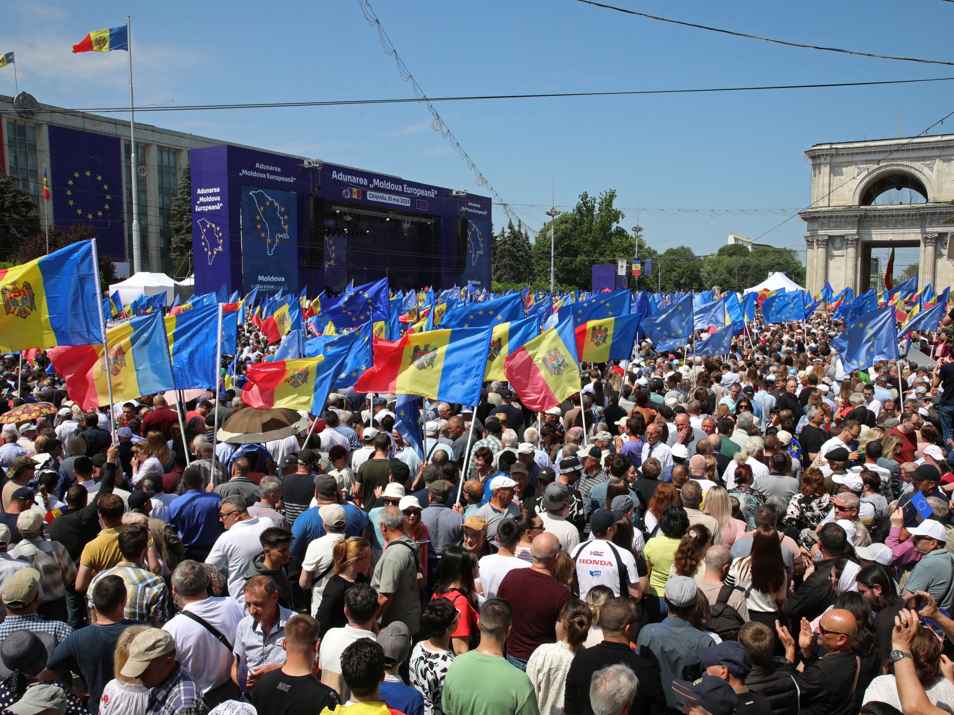 Tens of thousands rally in Moldova for EU membership