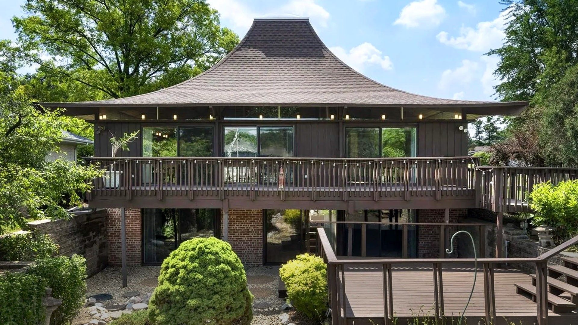 Frank Lloyd Wright Protege Designed This Illinois Home With a Beautiful Pagoda Roof