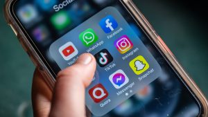 These 10 Popular iPhone Apps Are Quickly Draining Your Phone’s Battery