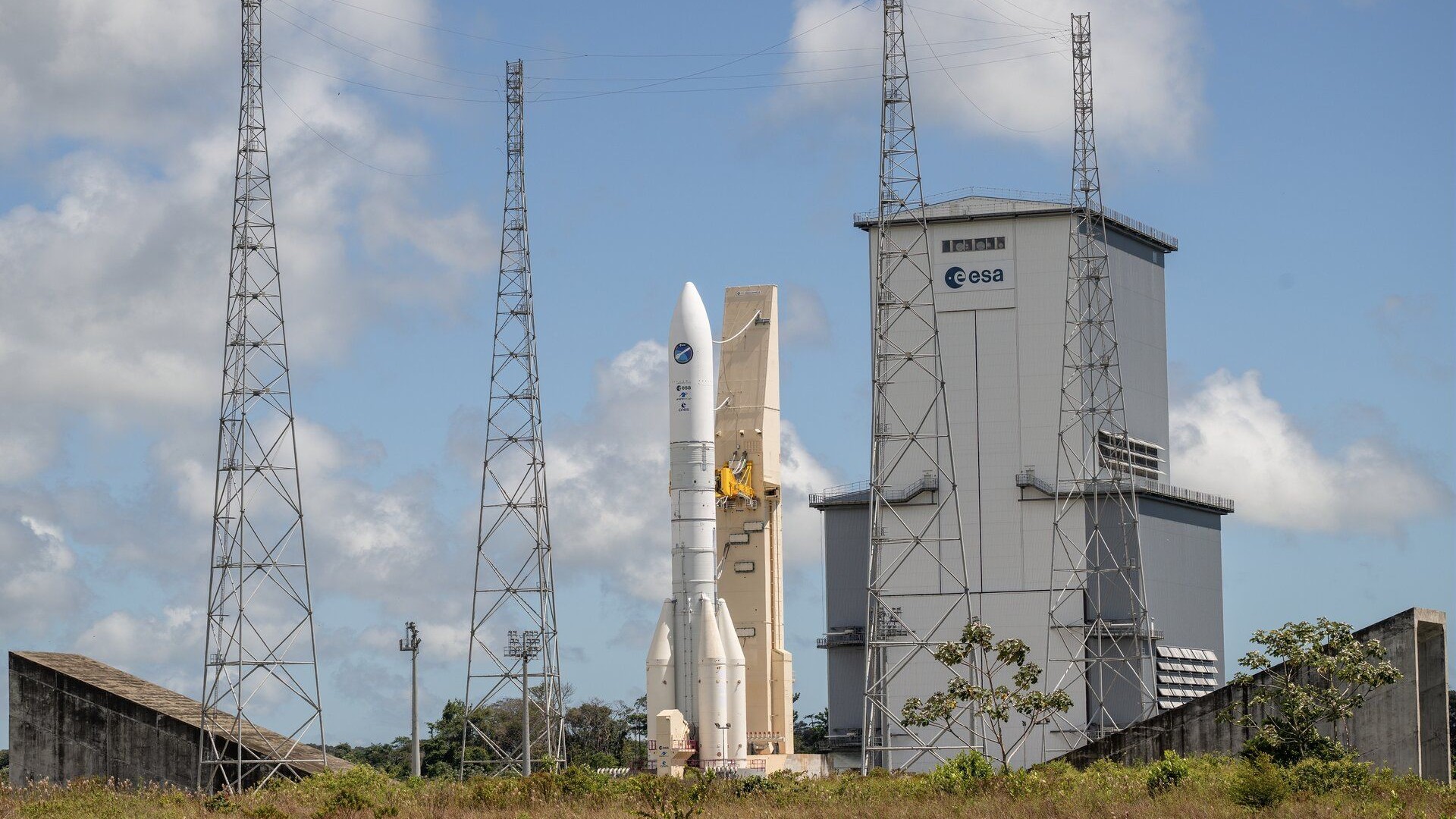 See Europe’s powerful new Ariane 6 rocket on launch pad (photo)