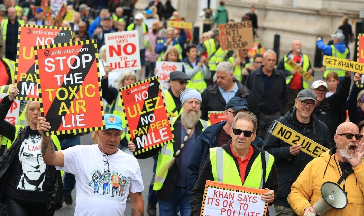 Hundreds of furious anti-ULEZ motorists take the fight to Sadiq Khan in new London protest