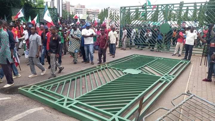 Violent NLC protesters pull down NASS gate in Abuja (video)