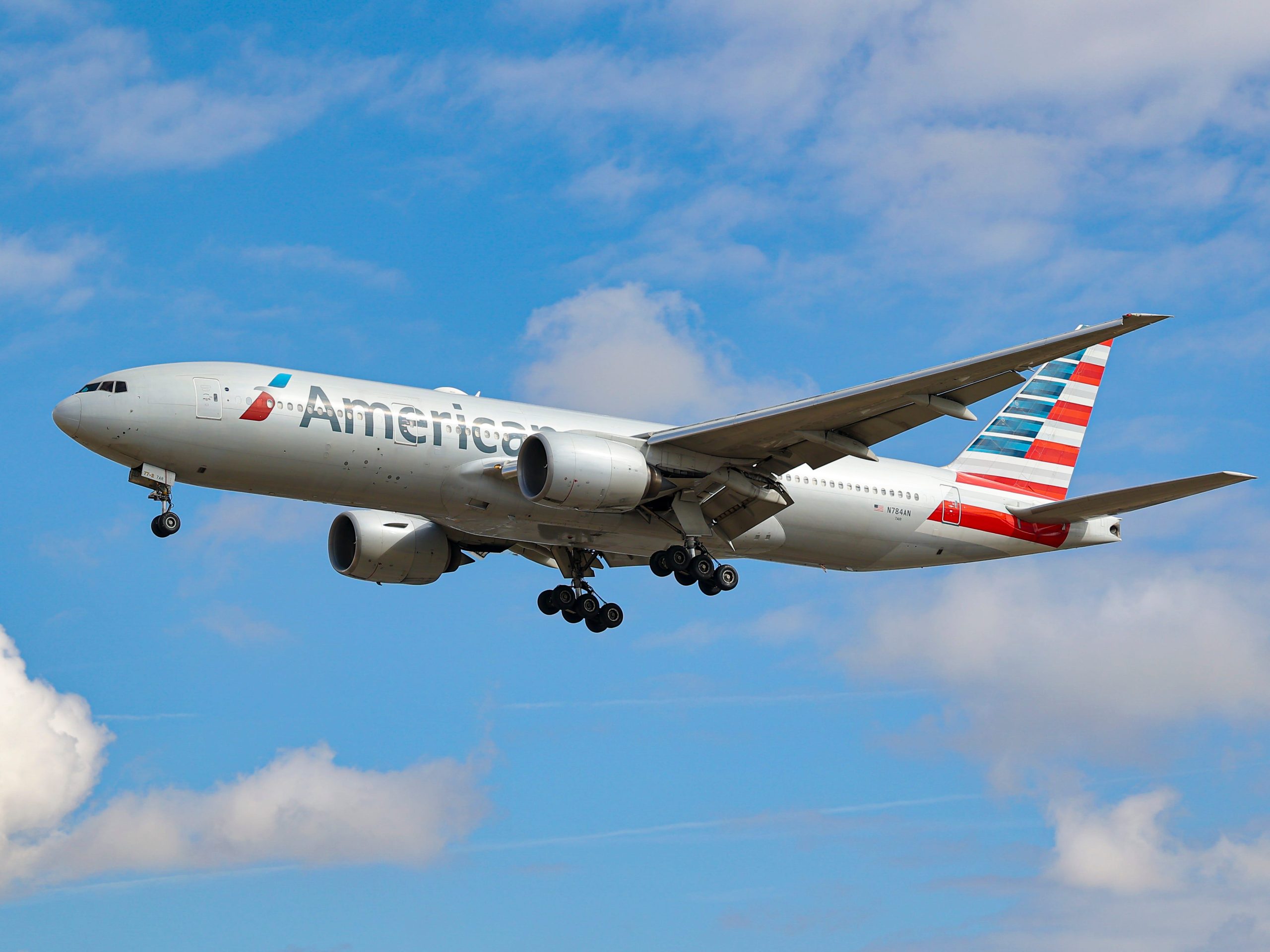 The close-call moment when an American Airlines pilot had to abruptly yank the plane up 700 feet to avoid colliding with a United flight midair