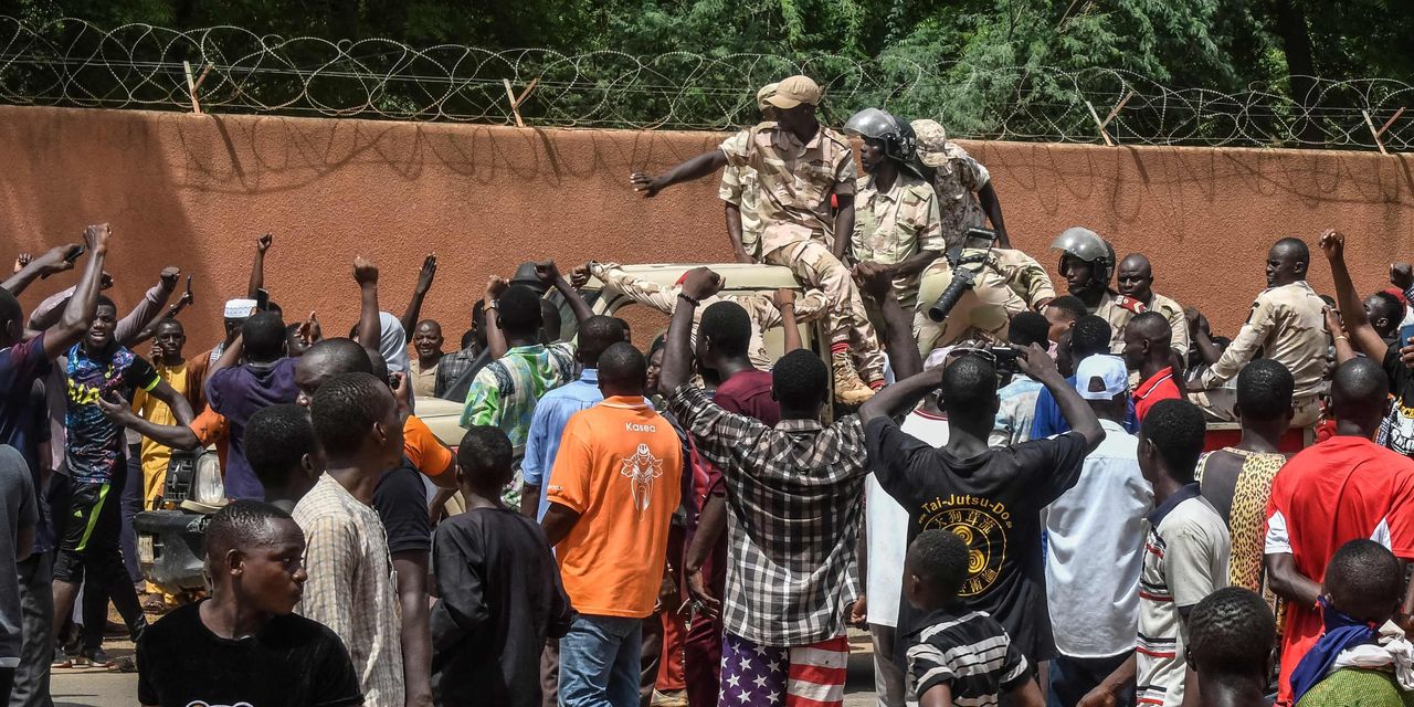 West African Leaders Threaten Force Against Niger Plotters