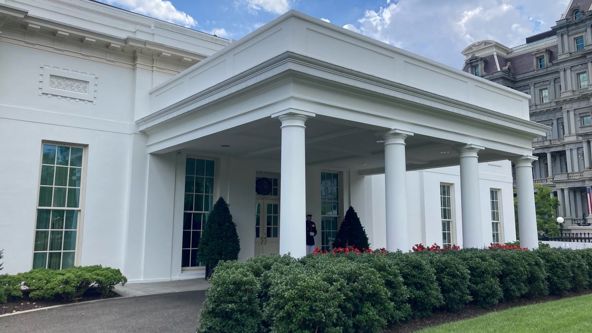 OnPolitics: Cocaine found in the White House prompts evacuation, investigation