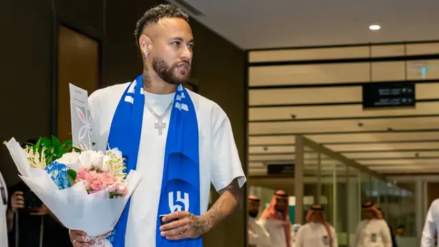 Fans mob Neymar at airport following €90m move to Al-Hilal