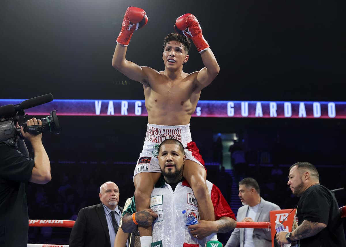 Emiliano Fernando Vargas dominates & stops Alejandro Guardado in third round