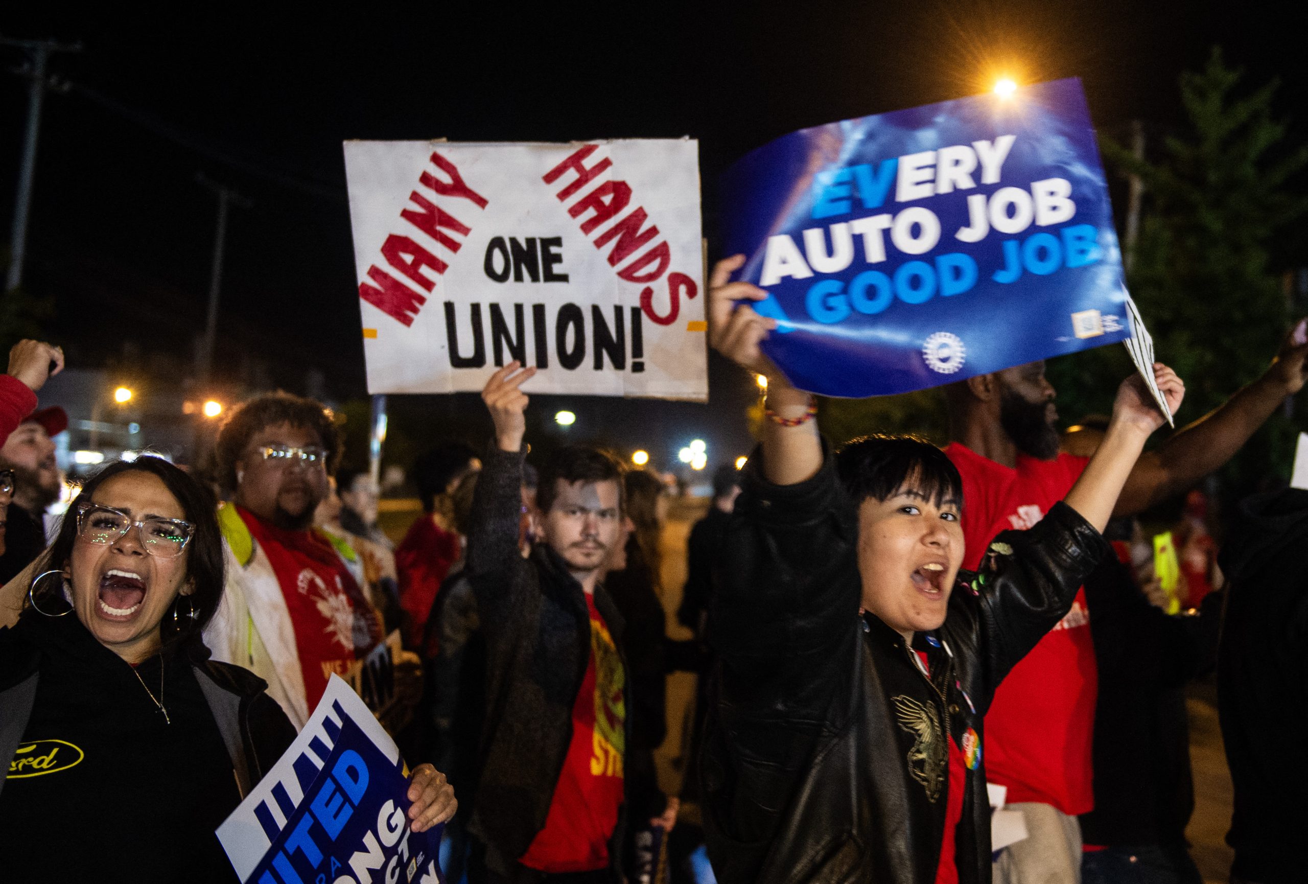 The GOP tries to squeeze Dems on a gas-powered vehicle vote after autoworkers went on strike