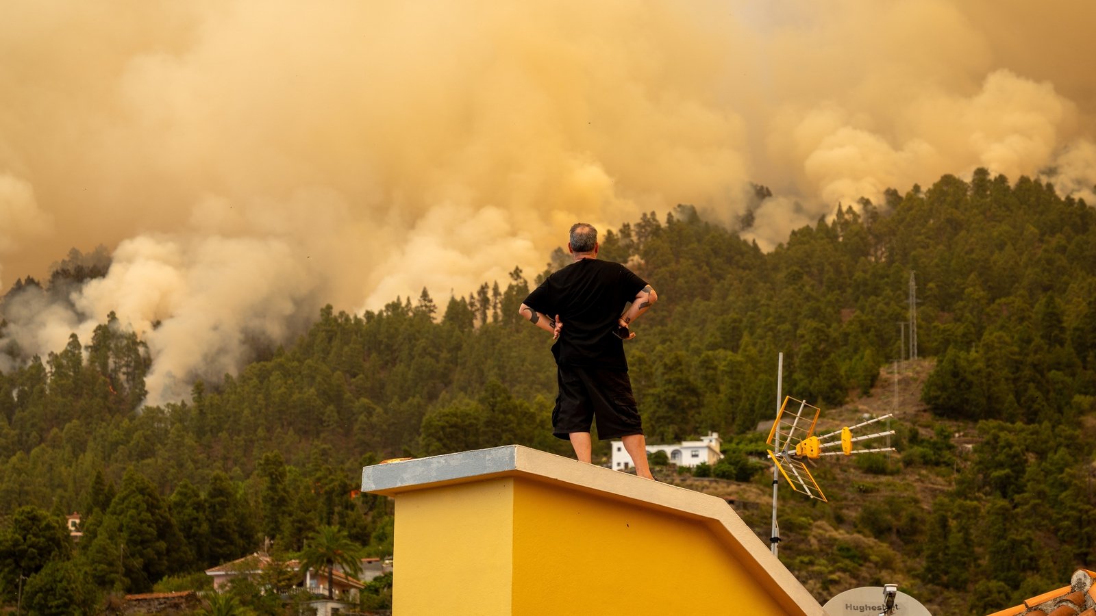 Thousands evacuated as La Palma wildfire out of control