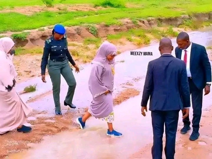 Nigerians React as Bauchi First Lady’s Convoy gets Stuck in Mud (PHOTOS)