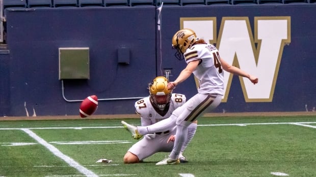 Maya Turner kicks OT winner after becoming 1st woman to play regular-season U Sports football game