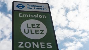 Ulez scheme in chaos on first day as warring councils refuse to let Sadiq Khan put up road signs on London’s boundaries