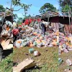 “Christmas came early” – Moment residents rush as truck fully loaded with soft drinks falls