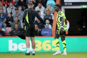 Worry for Arsenal fans as Bukayo Saka hobbles off injured against Bournemouth