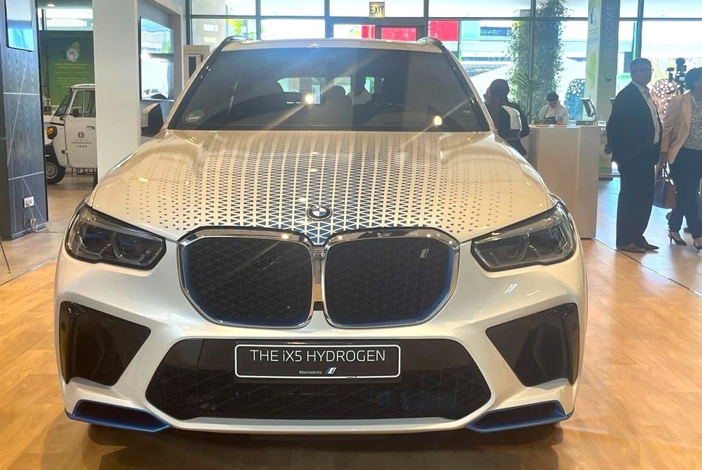 News24 Business | Cleaner Beemer in SA: BMW powered by hydrogen fuel to be trialled in 2024