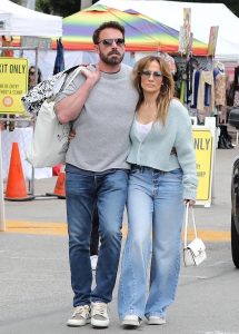 Jennifer Garner channels Jennifer Lopez’s casual style while reuniting with Ben Affleck