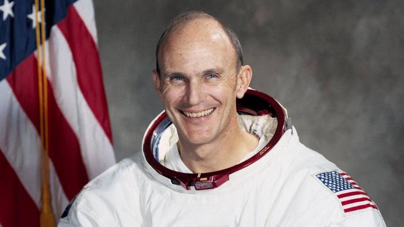 Nasa pays tribute after death of astronaut who helped save Apollo crew