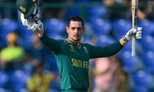 De Kock shines as South Africa make 311-7 against Australia