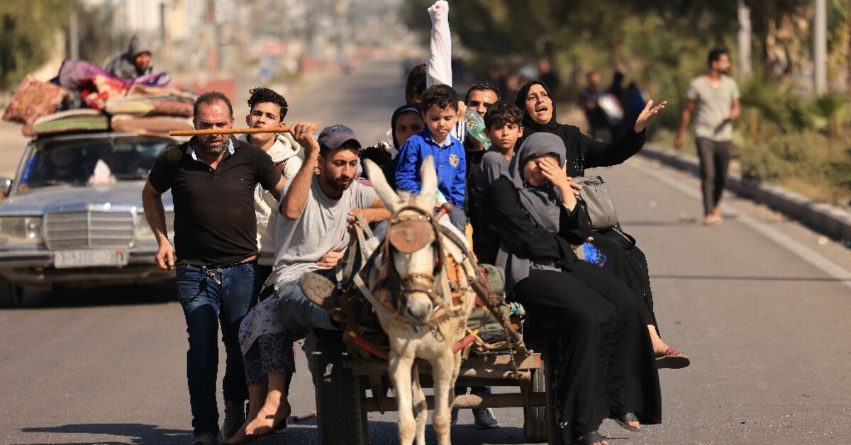 Gazans raise white flags to flee Israeli onslaught on foot