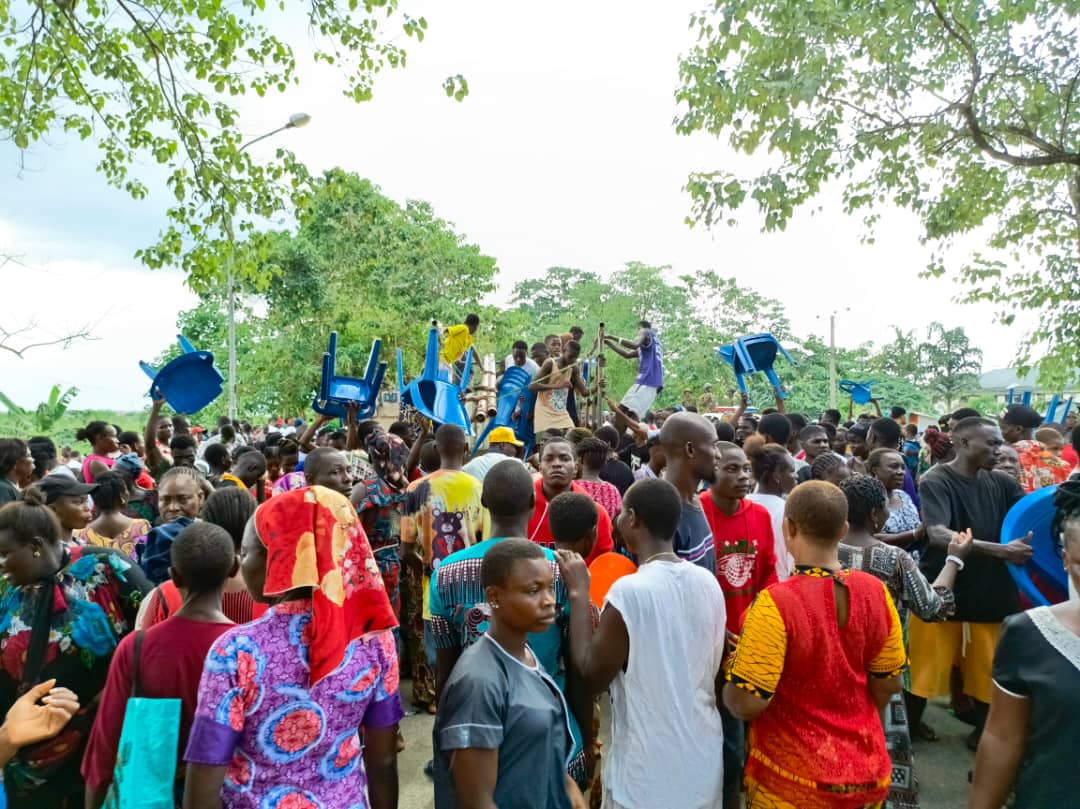 BREAKING:  Hundreds of PDP supporters besiege INEC office in Bayelsa, allege manipulation of results