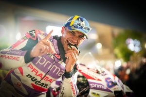 Sprint fireworks as Martin wins to take the title fight to Valencia