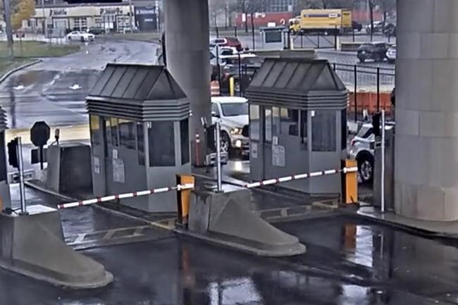 Fiery crash kills 2 at Niagara Falls’ Rainbow border bridge. Officials say no sign of terrorism