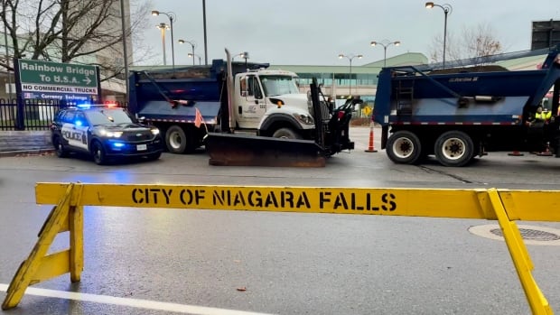 Niagara Falls, Ont., mayor hopes Rainbow Bridge will reopen by sometime Friday after blast killed 2 people