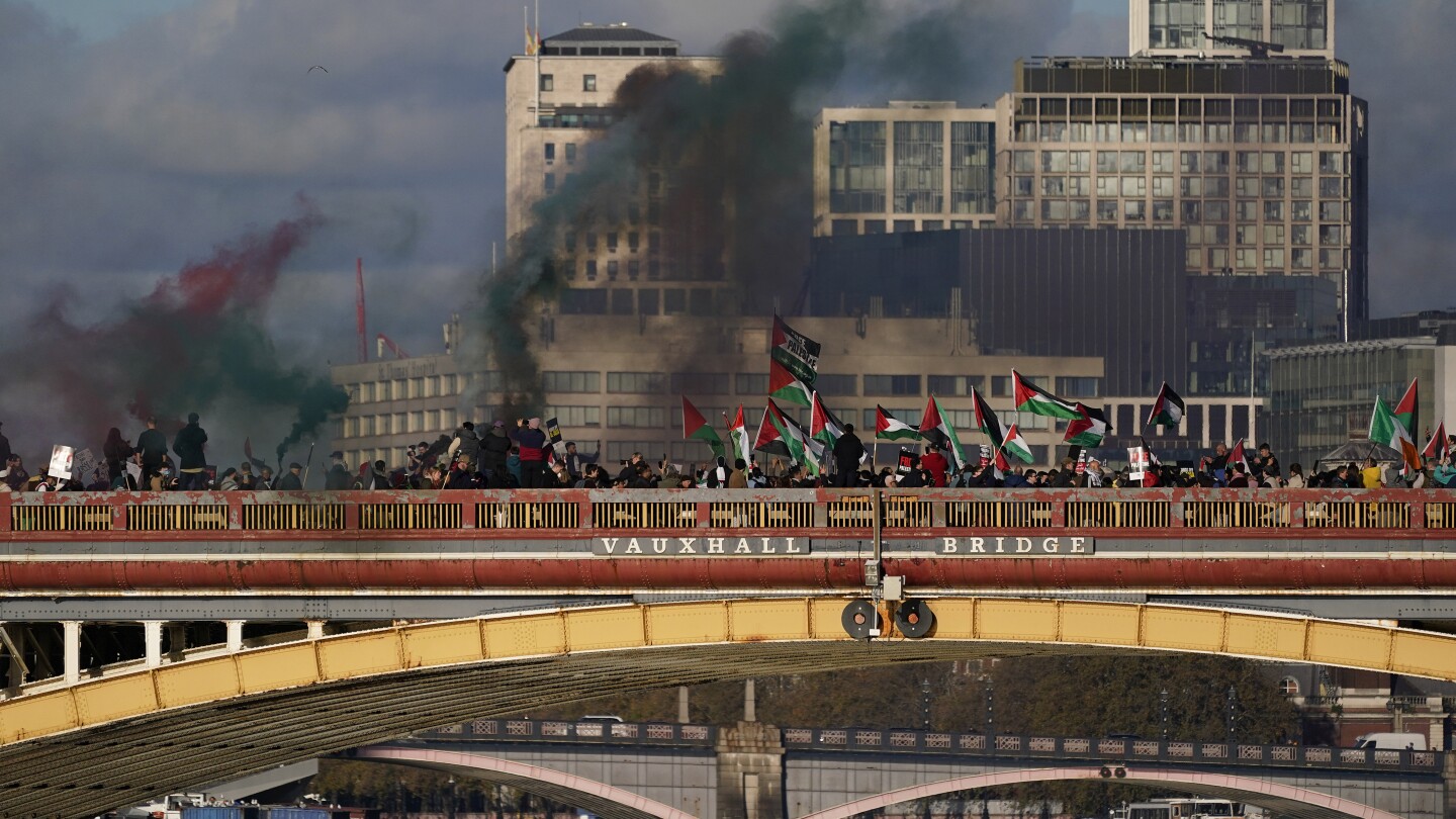 London police clash with counter-protesters as tensions rise over peace march…