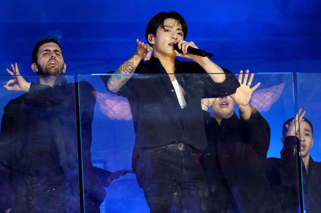 Jung Kook Surprises Times Square Crowd With A Free Concert