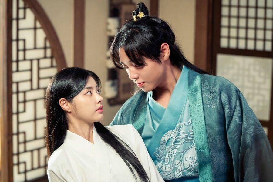 Park Ji Hoon Romantically Holds Hong Ye Ji In His Arms In Upcoming Historical Drama