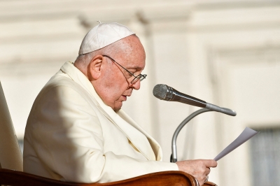 Pope cancels Saturday activities because of mild flu 