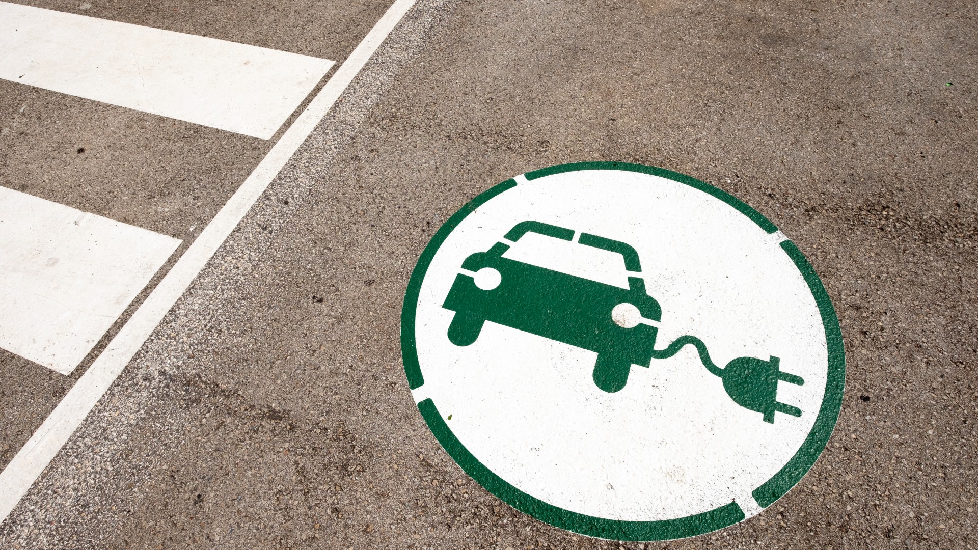 Detroit debuts America’s first wireless charging road for electric vehicles