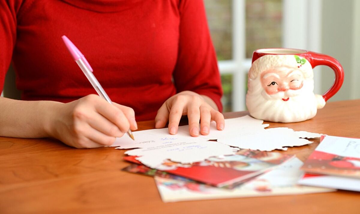 Brit blasts American friend for ‘bragging’ Christmas card but everyone has the same respon