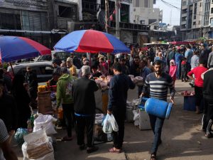 Palestinians stock up on essentials amid surge in Gaza food prices