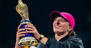 Iga Swiatek battles past Elena Rybakina to complete Qatar Open title hat-trick