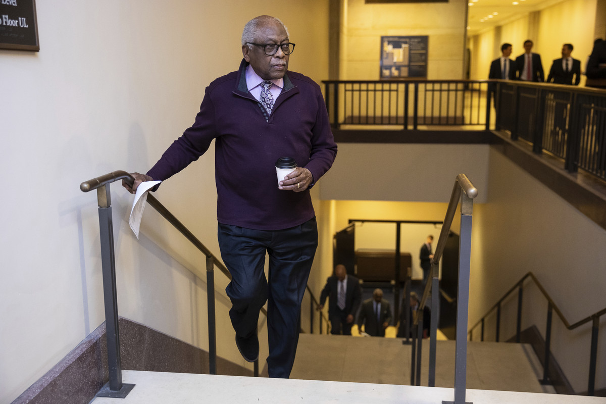 Jim Clyburn says he’ll step down from House Democratic leadership