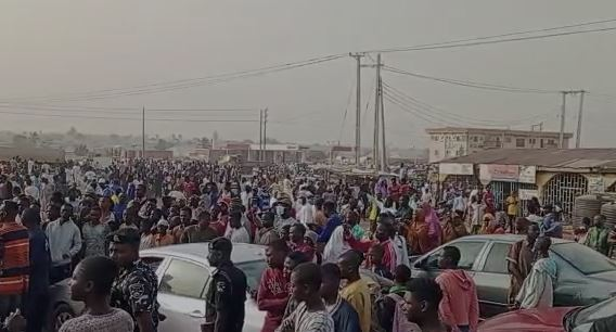 BREAKING: Police teargas Nigerians protesting hardship under Tinubu [VIDEO]