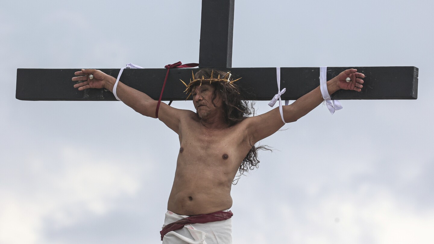 Filipino villager nailed to cross for 35th time on Good Friday to pray for world peace…