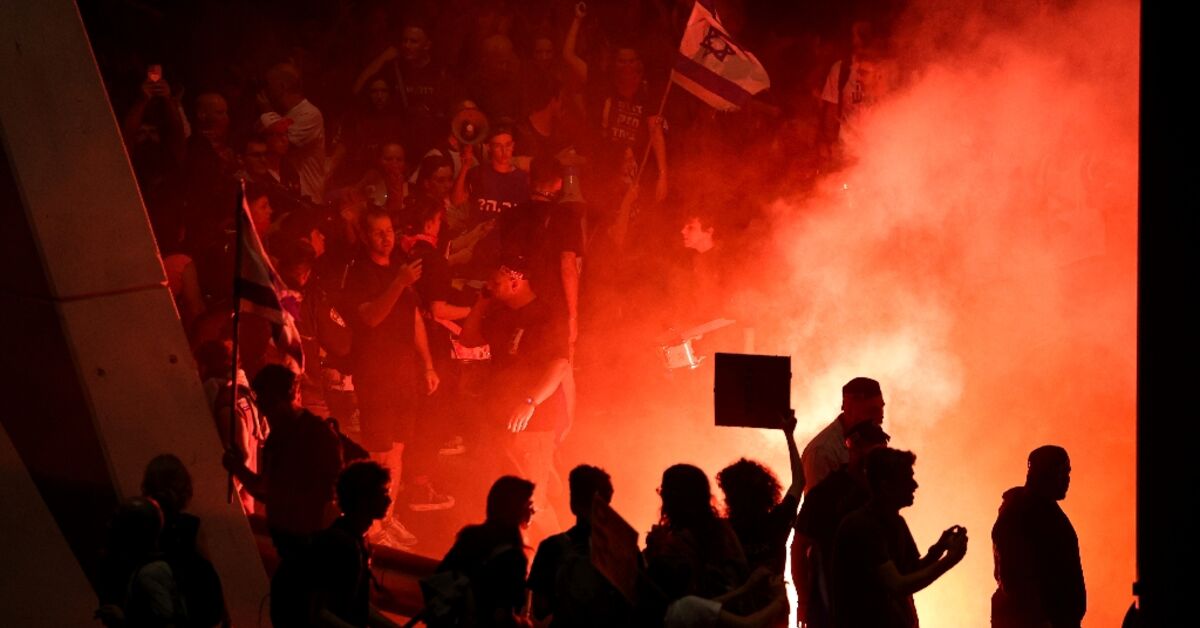 Israelis march against Netanyahu in mass protest