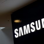 Samsung displaces Apple, tops smartphone market