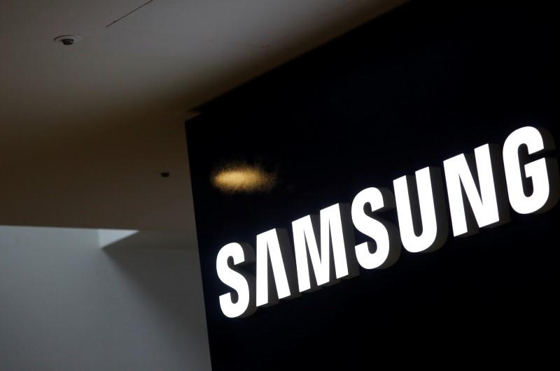 Samsung displaces Apple, tops smartphone market