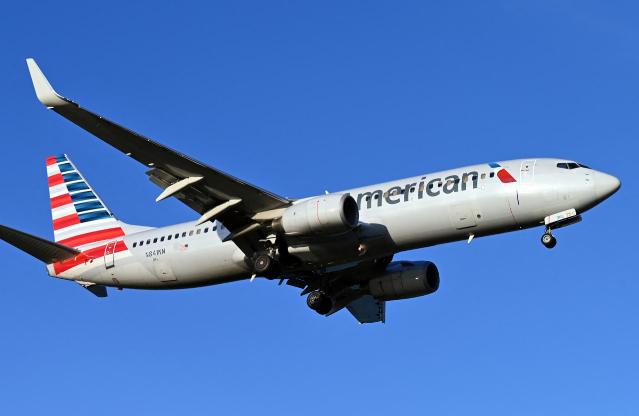 American Airlines drops its upbeat profit guidance, and stock drops 6%