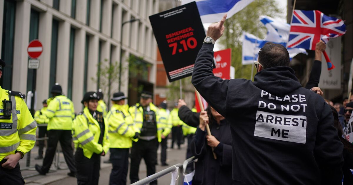 Met Police mocked as pro-Israel protester wears ‘don’t arrest me’ hoodie