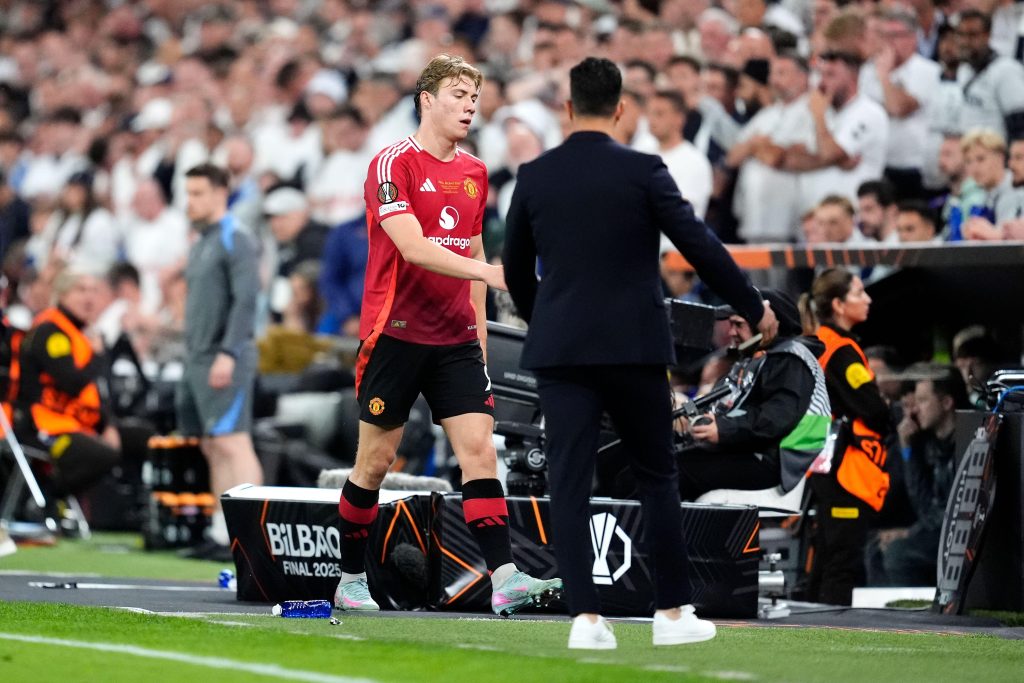 Man United must sell striker before moving for England international