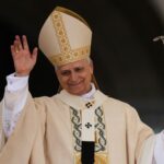 Pope Leo XIV gives autographed jersey to White Sox player from 2005 World Series team