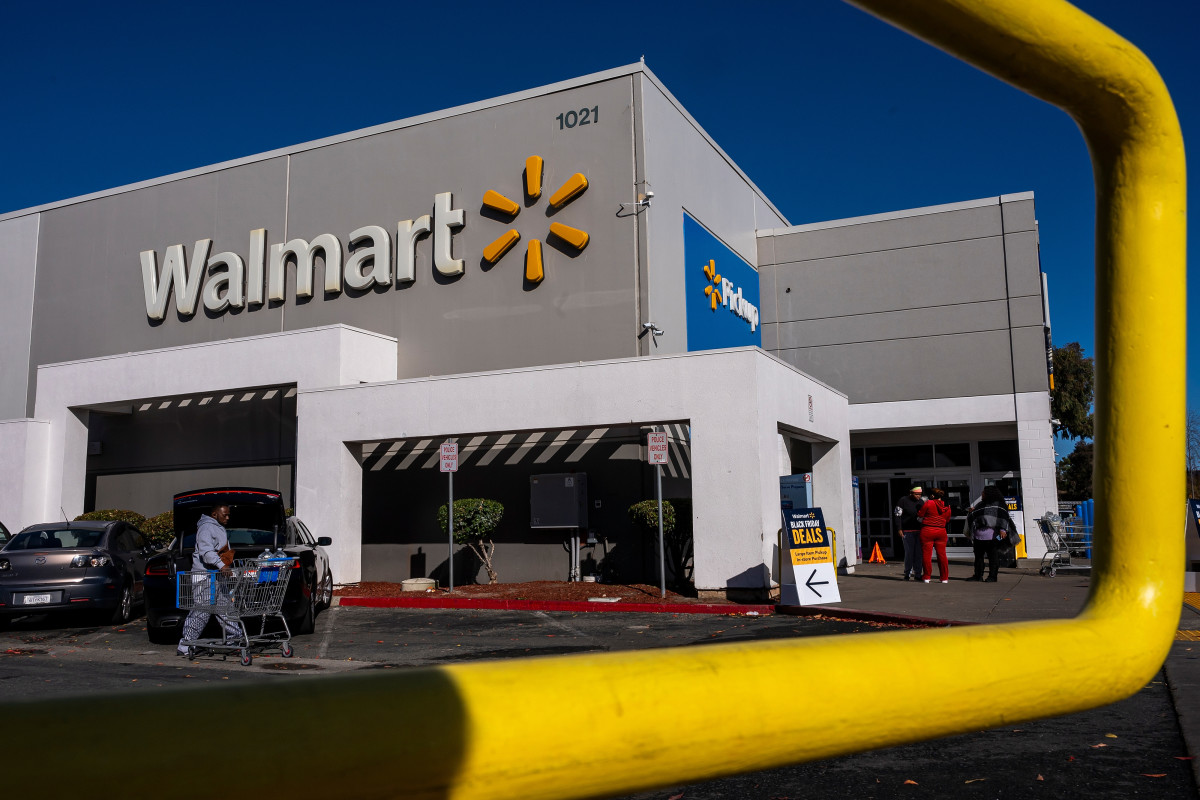 Walmart is selling a $297 patio console table for $98 that is ‘great quality’