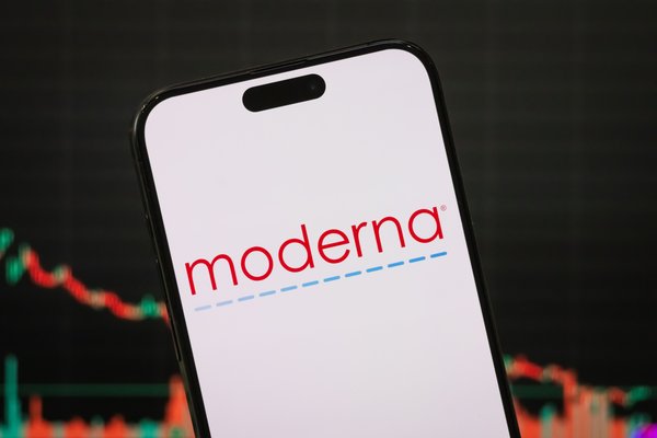 Moderna stock sags with the market even after beating Wall Street earnings bets and job cuts