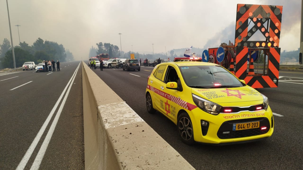 Man lightly wounded after stones pelted at vehicle near Jerusalem